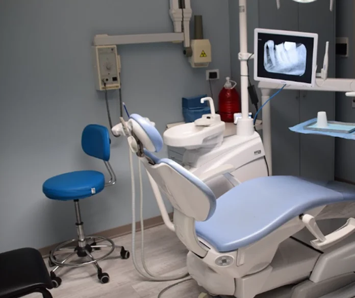 Sala operativa con riunito azzurro e monitor per le radiografie